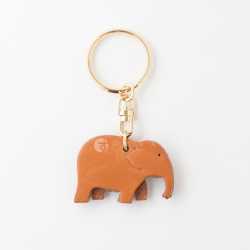 職人手作皮革大象造型鑰匙圈，以棕褐色皮革製成，搭配金色圓形鑰匙圈和掛鉤。