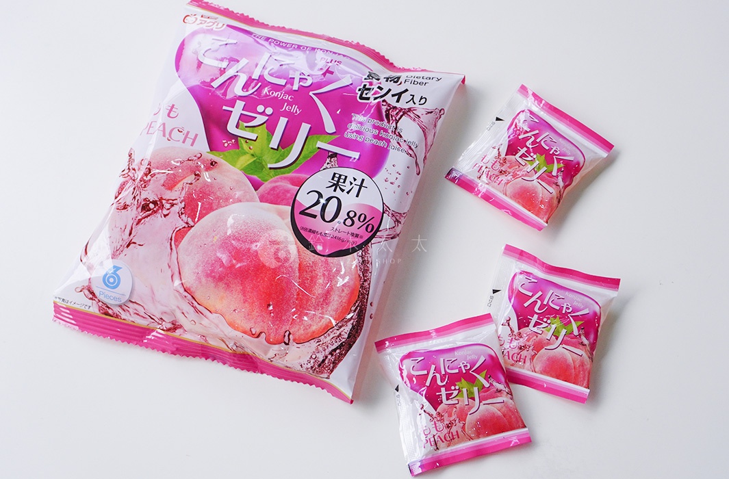 一包雪國AGURI蒟蒻果凍，上面有水蜜桃的圖案，並標示著「蒟蒻果凍」、「PEACH」和「果汁20.8%」等字樣。