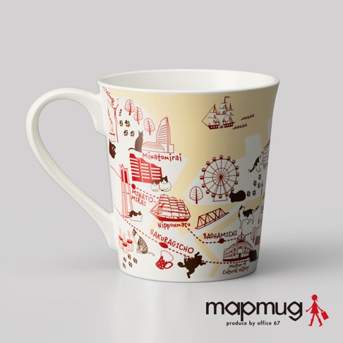 白色陶瓷馬克杯，印有橫濱手繪地圖，包含摩天輪、船、建築和多隻散步的貓咪圖案，以紅色和深棕色線條點綴於米黃色背景上。
