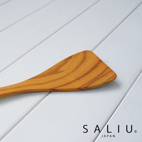 YAMASAKURA 山櫻木平口鍋鏟，呈現天然木紋，材質為山櫻木，顏色為溫暖的木質色調，鍋鏟頭呈扁平狀，適合翻面用。