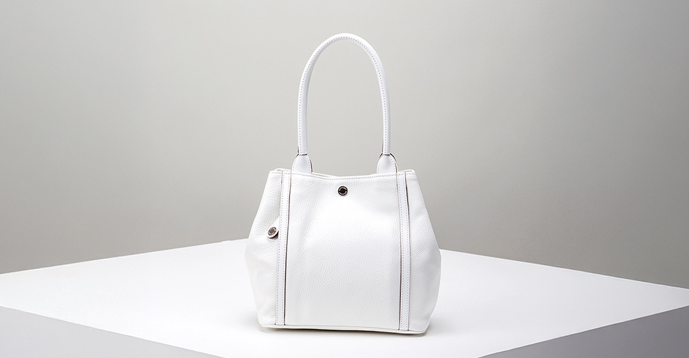 JETTER CJTE-026 方形托特包，白色荔枝紋皮革材質，附有兩個圓形手柄與一個銀色金屬釦。包身有縫線裝飾，側邊有銀色金屬釦點綴。