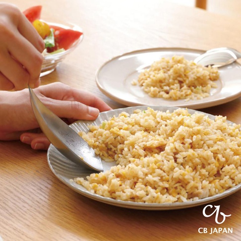 CB JAPAN 日本製不鏽鋼瀝湯勺正在舀取炒飯，旁邊還有另一盤炒飯和一份沙拉