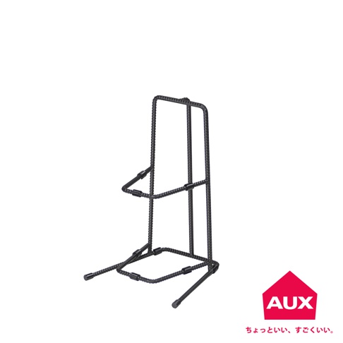 黑色金屬材質的兩層收納展示架，由鋼筋焊接而成，呈現工業風格設計，可收納鍋具。