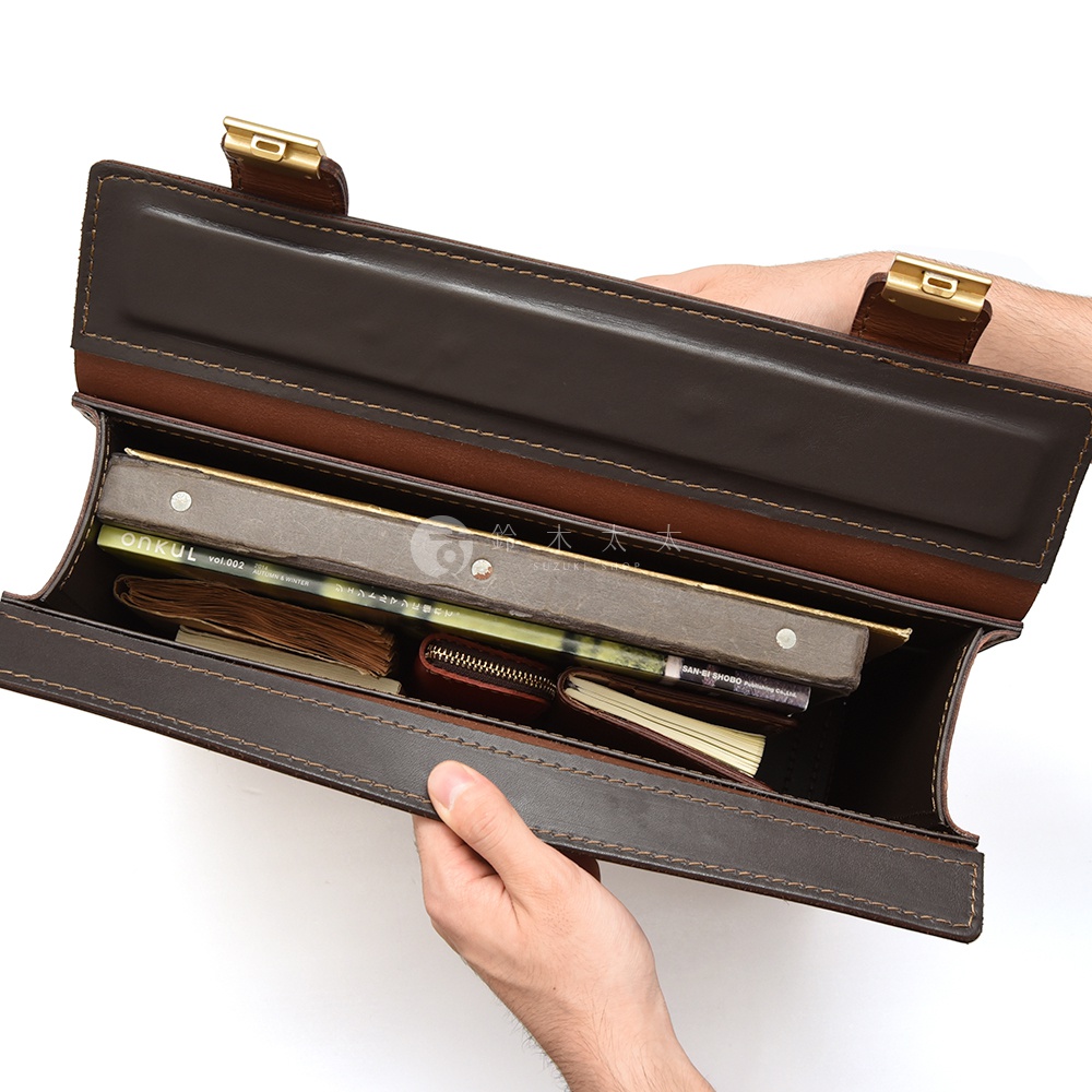 職人手作皮革兩用機師箱 BC-31-H，深棕色皮革，箱內裝有雜誌、筆記本、錢包及筆。