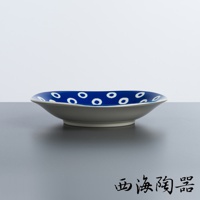 波佐見燒藍丸紋陶瓷沙拉盤，內側為亮藍色，裝飾著白色圓形圖案，盤身呈淺灰色，邊緣有輕微起伏，整體為陶瓷材質。
