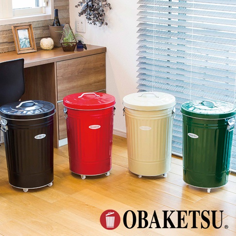 OBAKETSU 品牌四個不同顏色的附輪垃圾桶，從左到右分別為黑色、紅色、米黃色和綠色，垃圾桶上方蓋子中央有提把。