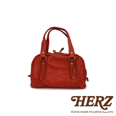 紅色皮革迷你波士頓包，具有水洗加工質感，配有短提把和金屬扣環。