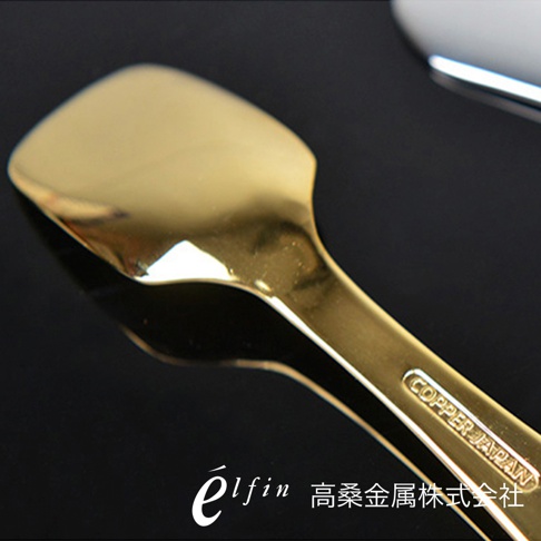 日製純銅製冰淇淋匙，金色，勺頭寬平，握柄刻有「COPPER JAPAN」字樣。
