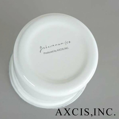 白色琺瑯儲物罐，底部刻有「goharamamico」及「Produced by AXCIS, INC.」字樣。