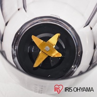 果汁機/料理機的透明塑膠攪拌杯內，特寫金色金屬刀刃組。