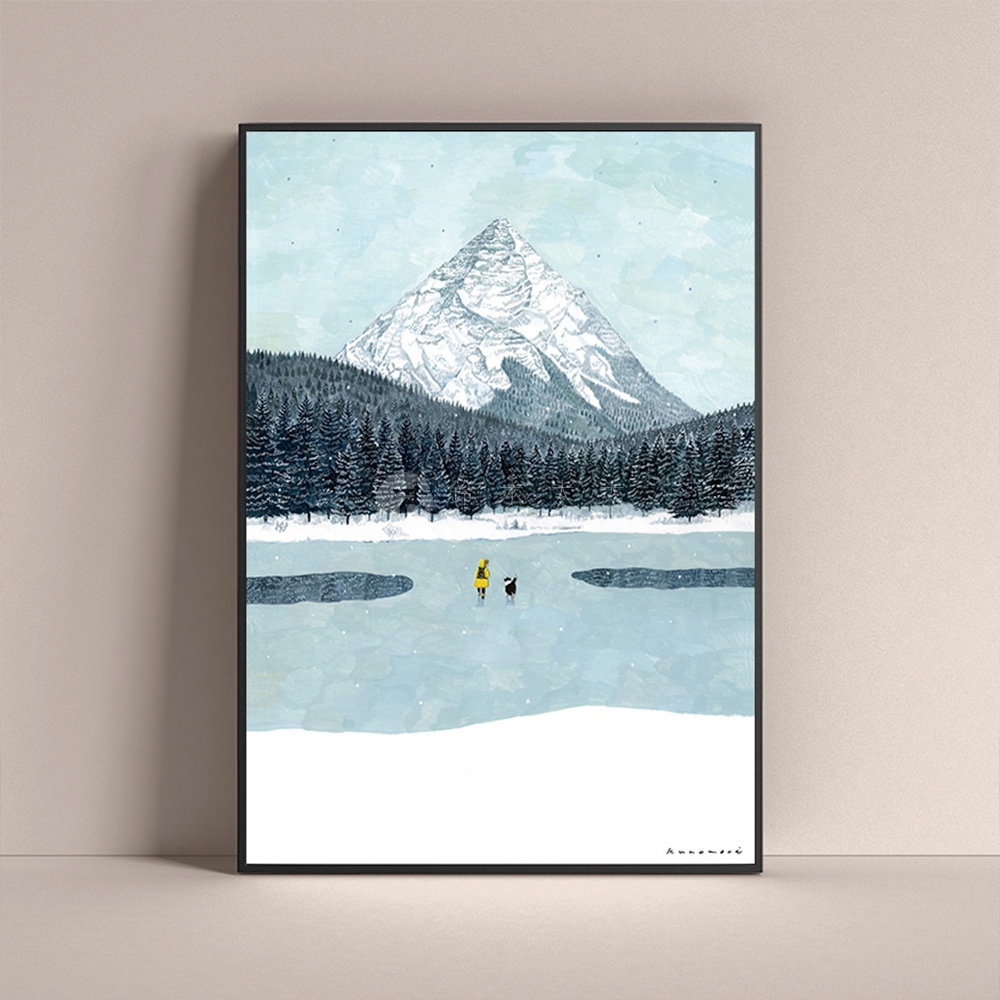 無框帆布藝術海報，描繪一幅冬季風景畫。畫面中央是白雪覆蓋的山峰，下方是茂密的松樹林，前景是結冰的湖面，湖上有兩個人與一隻狗在冰上活動。整體色調以藍、白、綠為主，營造出寒冷而寧靜的氛圍。
