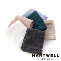 今治毛巾，材質為純棉，呈現輕盈柔軟質感，有白色、淡粉色、淡紫色、深綠色、卡其色及深灰色六種顏色，毛巾表面有細緻條紋與邊框設計。