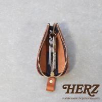 職人手作皮革Organ拉鍊鑰匙包，以棕色皮革製成，拉鍊開合，內有鑰匙圈，可收納數把鑰匙。