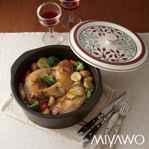 IH系列9號耐溫差洋風陶土湯鍋，內盛烤雞、馬鈴薯、花椰菜及洋蔥，鍋蓋為白色，飾有紅彩銀葉圖案，鍋身為深棕色陶土材質。