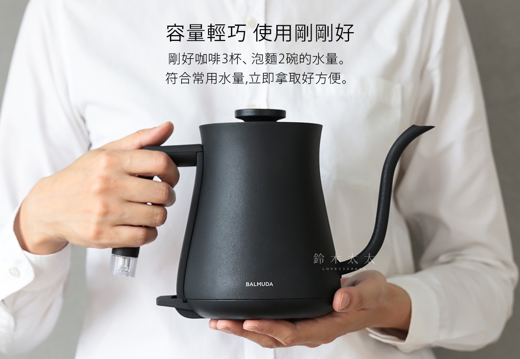 黑色啞光材質的The Pot絕美手沖壺，擁有簡約流線型壺身、人體工學手把與細長彎曲的壺嘴。