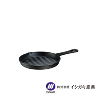 黑色鑄鐵波浪平底鍋，直徑18公分，鍋底有明顯的烤紋，帶有長柄，適合煎烤食物。