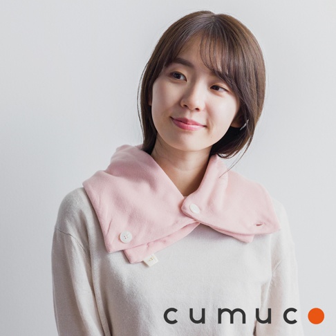 公大株式會社 CUMUCO 粉色八層紗保暖頸套，由一位女性佩戴，頸套上有兩個白色鈕扣。
