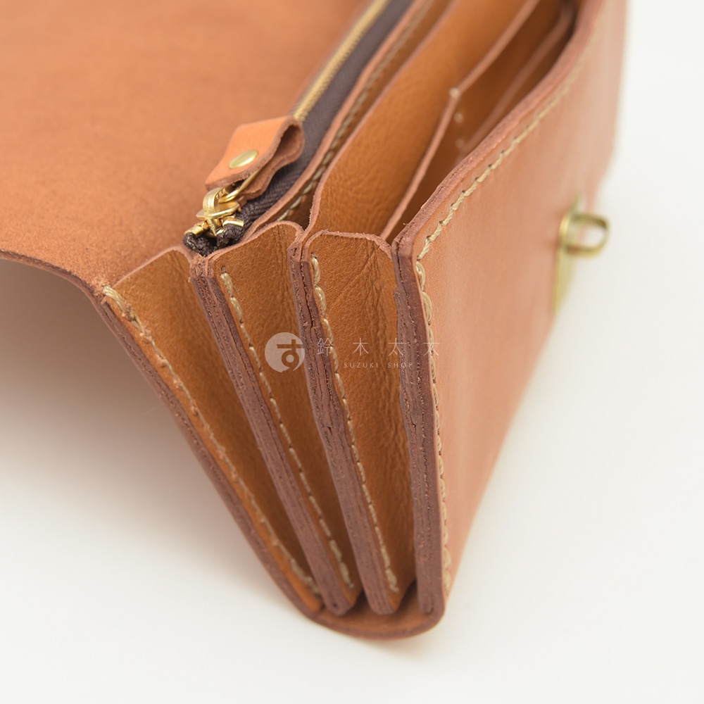 淺棕色皮革手風琴式長夾，展示多個卡槽隔層，車線清晰，搭配金色拉鍊和金屬鎖扣。