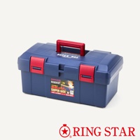 藍色雙層工具箱，配有紅色提把和紅色鎖扣，箱體為塑膠材質，表面有條紋紋理，左側貼有產品標籤。