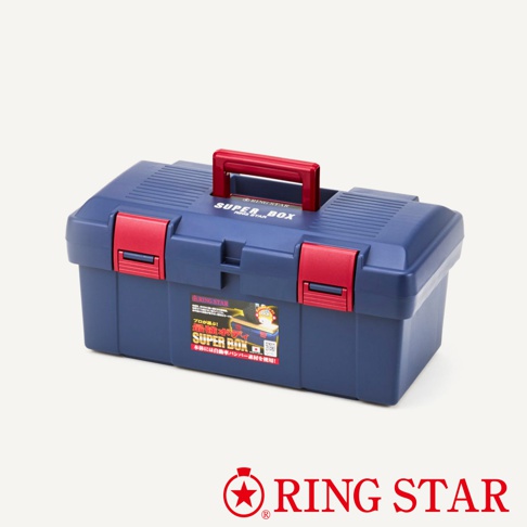 藍色雙層工具箱，配有紅色提把和紅色鎖扣，箱體為塑膠材質，表面有條紋紋理，左側貼有產品標籤。