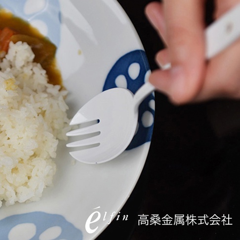 日製白琺瑯材質的咖哩叉子，有三叉設計，放在有藍色花紋的白色盤子上，旁邊是米飯和咖哩。