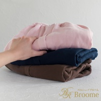 手部觸碰堆疊的浴裙，上方為粉紅色，中間為海軍藍，下方為咖啡色，皆為棉紗混紡材質。