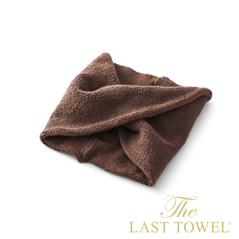 The LAST TOWEL 魔法瞬吸純棉吸水髮巾，深棕色，質地柔軟，呈現捲曲的造型。