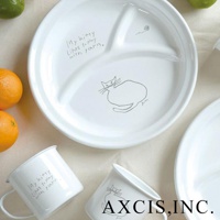 白色琺瑯分隔餐盤，中央有手繪貓咪圖案與文字「My kitty likes to play with yarn.」，盤面有三個分隔區。盤子下方有兩個同款設計的白色琺瑯馬克杯。