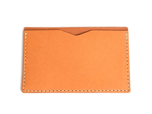 淺棕色皮革製成的薄型收納夾，邊緣有白色縫線，上方有一個 V 形開口。