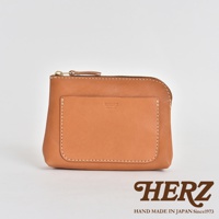 職人手作皮革小物收納包 KF-114 M，淺棕色，全皮革製成，正面有一個方形外袋，以白色縫線勾勒邊緣，並壓印有品牌標誌。