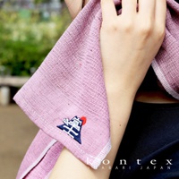 淺紫色長毛巾，帶有富士山刺繡圖案，材質輕薄，邊緣有白色滾邊。