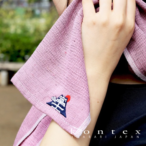 淺紫色長毛巾，帶有富士山刺繡圖案，材質輕薄，邊緣有白色滾邊。