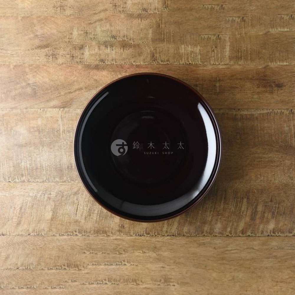 赤飴釉美濃燒圓盤，深棕色，光滑釉面，圓形，置於木紋背景上。