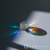 透明玻璃稜鏡球，在光線折射下投射出彩虹般的光斑。