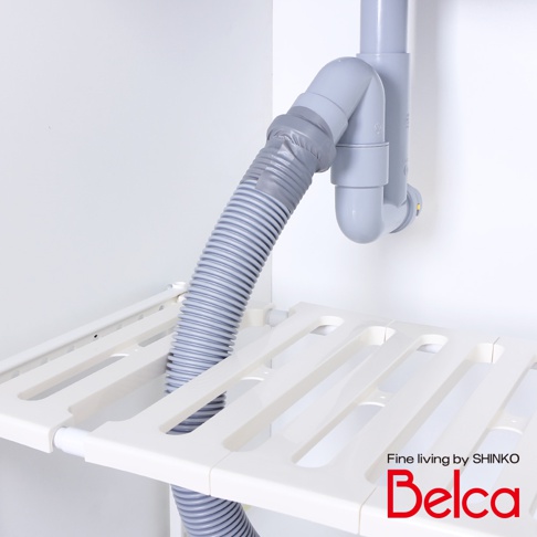 白色伸縮槽下單層站立收納架，由塑膠材質製成，架面為條狀設計，中間有水管通過。