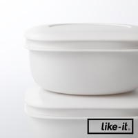 兩個白色簡約雙層蒸氣循環保鮮盒堆疊，底部保鮮盒有蓋，頂部保鮮盒蓋子半開。