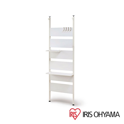 頂天立地設計的白色木質收納架，配備四個層板和四個掛鉤，可調整高度以適應不同空間。