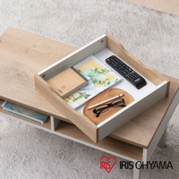 木質茶几 WCT-800，木紋淺棕色桌面，附有白色抽屜，內有筆記本、雜誌、遙控器、眼鏡和觸控筆。