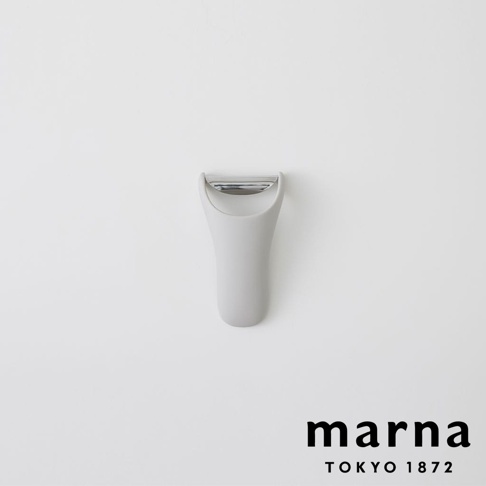 marna 多功能削皮器，銀色刀片搭配淺灰色握把，置於白色背景中央，下方有 marna TOKYO 1872 字樣