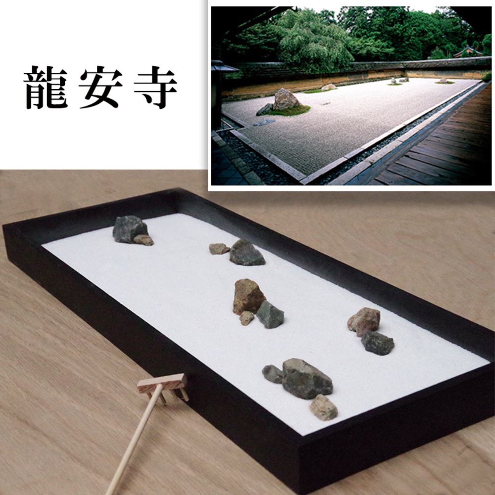 黑色長方形木製盆景，內含白色細沙，數顆不同大小的灰色岩石散佈其中，旁有一小型木製耙子。上方小圖為日本京都龍安寺枯山水庭園實景。