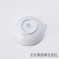 白色陶瓷湯碗，底部有藍色貓咪圖案和品牌標誌，碗邊有一個小巧的傾倒口。