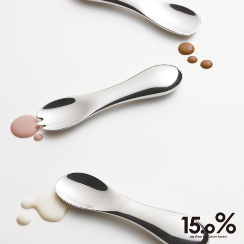 三支銀色金屬冰淇淋勺，分別搭配粉紅色、巧克力色和奶油色冰淇淋醬，勺頭設計獨特，其中一支勺頭帶有叉齒。