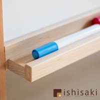 木藝兒童多功能繪畫白板，特寫畫面顯示木製畫架的置物槽，其中放置一支藍色筆頭的白色畫筆，旁邊可見紅色畫筆。