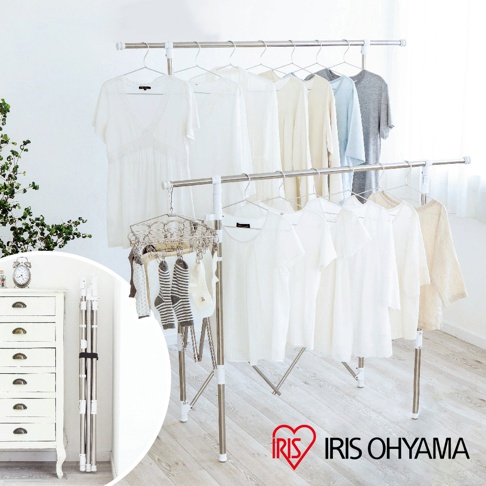 雙桿不鏽鋼大容量曬衣架，掛有各式白色與淺色衣物，包含洋裝、T恤、長袖衫與襪子，衣架底部有白色支架，整體為銀色不鏽鋼材質。