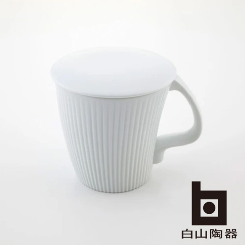 白色陶瓷馬克杯，杯身帶有垂直紋路，附有同色系圓形杯蓋與彎曲杯柄，適合盛裝飲品。