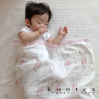 QUICHE 二層紗嬰兒毯，白色底布印有粉條紋的可愛貓咪圖案，邊緣有粉色條紋裝飾。