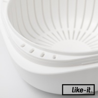 白色簡約雙層蒸氣循環保鮮盒，內層為帶有條狀孔洞的濾網，外層為實心盒體，邊緣有圓形通氣孔。