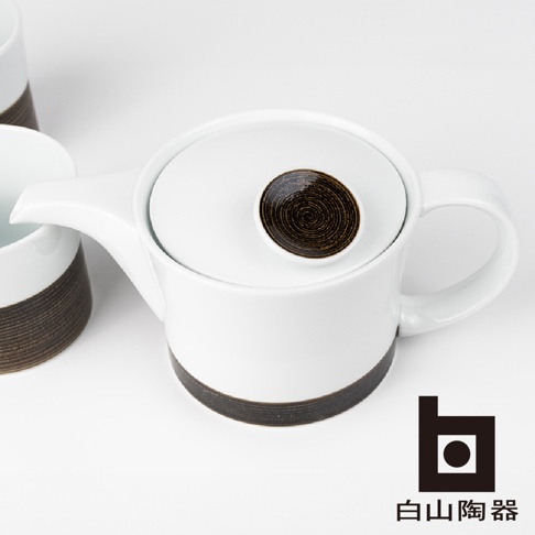 白色陶瓷茶壺，壺蓋中央有深棕色螺旋紋飾，壺身底部有深棕色條紋，搭配兩個同款杯子。
