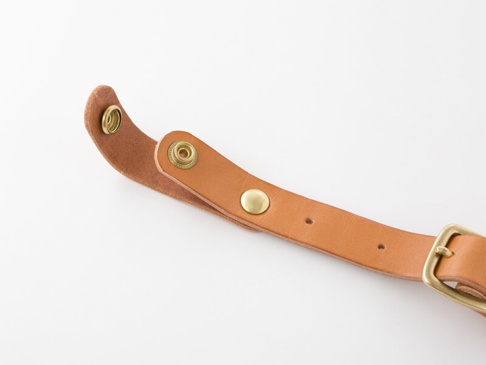 職人手作皮革背包用減壓胸前扣帶 (KO-2)，由淺棕色皮革製成，配有黃銅色按扣及扣環。
