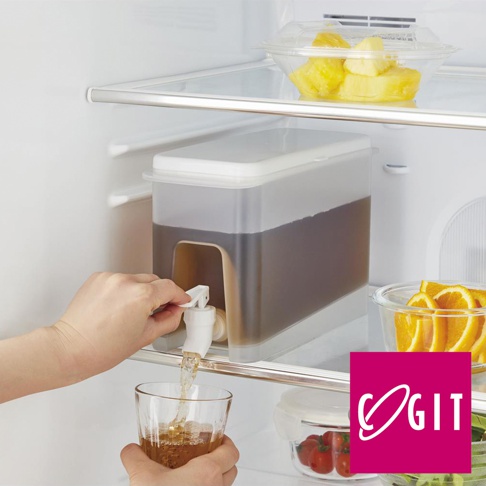 COGIT 品牌斜坡好倒橫放式大容量冷飲壺，將飲料倒入玻璃杯中。